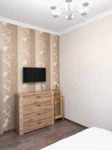 ein Schlafzimmer mit einem TV auf einer Holzkommode in der Unterkunft Apartment Tuska in Žabljak