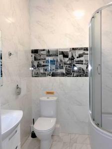 ein weißes Badezimmer mit Toilette und Waschbecken in der Unterkunft Apartment Tuska in Žabljak