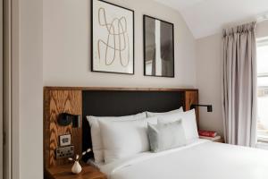 Voodi või voodid majutusasutuse The Earl Hotel Leeson Street, Sonder by Marriott Bonvoy toas