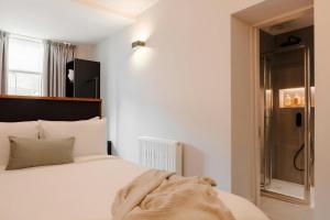 Voodi või voodid majutusasutuse The Earl Hotel Leeson Street, Sonder by Marriott Bonvoy toas