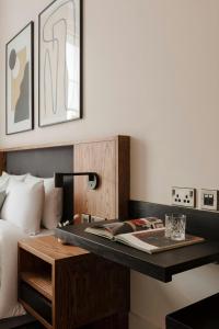 Voodi või voodid majutusasutuse The Earl Hotel Leeson Street, Sonder by Marriott Bonvoy toas