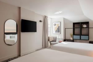 Voodi või voodid majutusasutuse The Earl Hotel Leeson Street, Sonder by Marriott Bonvoy toas