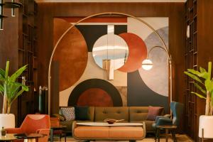 ドバイにあるSonder by Marriott Bonvoy Business Bay Apartmentsのリビングルーム(ソファ、大きな絵画付)