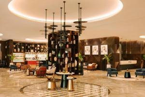 ドバイにあるSonder by Marriott Bonvoy Business Bay Apartmentsのシャンデリアのあるホテルのロビー