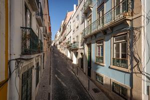 un callejón vacío en una ciudad con edificios en 54 Santa Catarina Apartments, en Lisboa