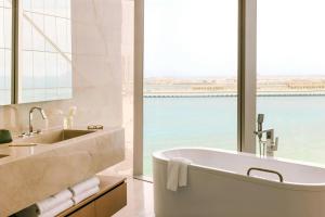 Koupelna v ubytování Sonder by Marriott Bonvoy JBR The Walk Apartments