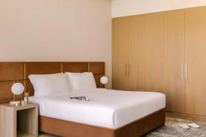 Postel nebo postele na pokoji v ubytování Sonder by Marriott Bonvoy JBR The Walk Apartments