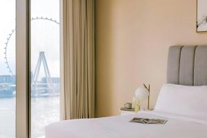 Postel nebo postele na pokoji v ubytování Sonder by Marriott Bonvoy JBR The Walk Apartments