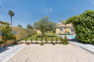 a house with a garden and a swimming pool at Casinha Saragoça e Vergueiro in Ponte de Vagos