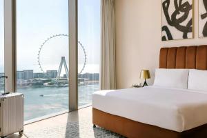 Postel nebo postele na pokoji v ubytování Sonder by Marriott Bonvoy JBR The Walk Apartments