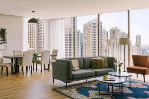 Posezení v ubytování Sonder by Marriott Bonvoy JBR The Walk Apartments