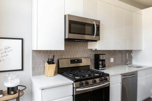 Η κουζίνα ή μικρή κουζίνα στο Sonder by Marriott Bonvoy Greektown Apartments