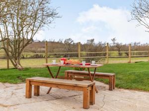 un tavolo da picnic e una panca con un pasto sopra di 3 Bed in Eckington 86760 a Eckington