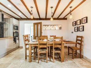 una sala da pranzo con tavolo e sedie in legno di 3 Bed in Eckington 86760 a Eckington