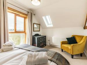 una camera da letto con un letto, una sedia e una finestra di 3 Bed in Eckington 86760 a Eckington