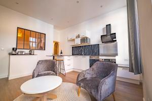 Cuisine ou kitchenette dans l'établissement Les suites du castillet