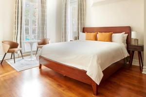 Llit o llits en una habitació de The Arco Hotel Midtown Village, Sonder