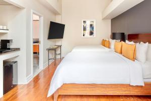 Llit o llits en una habitació de The Arco Hotel Midtown Village, Sonder