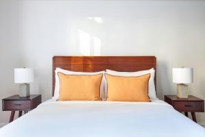 Llit o llits en una habitació de The Arco Hotel Midtown Village, Sonder