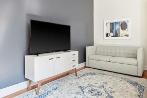 Televisor o centre d'entreteniment de The Arco Hotel Midtown Village, Sonder
