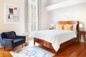 Llit o llits en una habitació de The Arco Hotel Midtown Village, Sonder