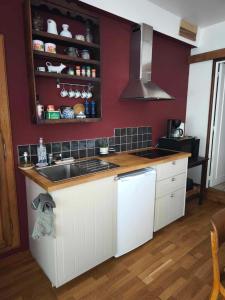 Virtuvė arba virtuvėlė apgyvendinimo įstaigoje Gîte de La Bacouette