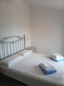 Ένα ή περισσότερα κρεβάτια σε δωμάτιο στο Ottiolu House villa 50m from beach