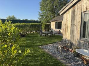 ブラックプールにあるWayside Lodgeの庭園(テーブル、椅子付)
