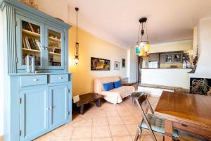Χώρος καθιστικού στο Seafront Agrilis Escape - Serenity and Views