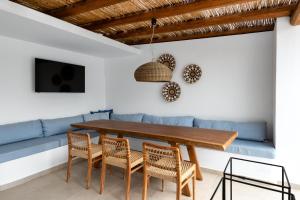コリンビアにあるJOHANNES LUXURY VILLASのダイニングルーム(青いソファ、木製テーブル付)