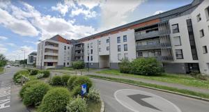 pusta ulica w mieście z wysokimi budynkami w obiekcie Appartement familial tout confort - 3 chambres, grande terrasse privative - Vert Buisson - Bruz w mieście Bruz