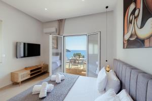 TV a/nebo společenská místnost v ubytování SEMIRAMIS Luxury Apartments
