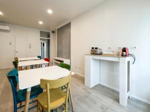 RRRapido Colorful Rooms - Assago的厨房或小厨房