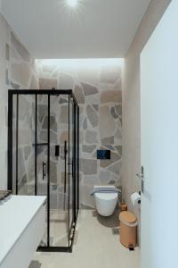 Koupelna v ubytování SEMIRAMIS Luxury Apartments + 37 fotografií