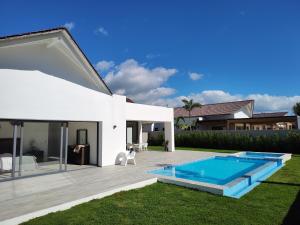 Bassein majutusasutuses VILLA CORAL Tracadero Beach Resort või selle lähedal