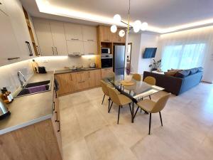 Η κουζίνα ή μικρή κουζίνα στο Αngélique Pool garden apartment +62 φωτογραφίες