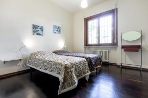 una habitación con dos camas y una ventana en Villa Ballodole, en Florencia 20 fotos más