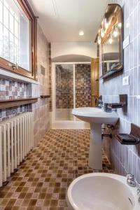 un baño con lavabo y espejo en Villa Ballodole, en Florencia