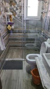 ein Badezimmer mit Dusche, Toilette und Waschbecken in der Unterkunft Town house Raselhakma north coast egypt in Ras Elhekma