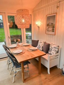 Posezení v ubytování Cozy Summer House Near Tisvilde Beach And Nature