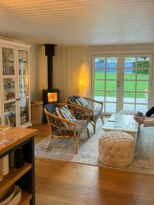 Posezení v ubytování Cozy Summer House Near Tisvilde Beach And Nature