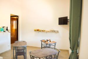 two chairs and a table in a room at Sorsi di Sicilia in Ballata
