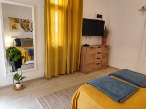 Una televisión o centro de entretenimiento en Studio apartman Grotta
