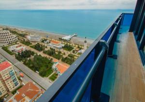 einen Balkon mit Stadt- und Meerblick in der Unterkunft Hotel in Angisa