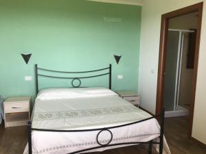 Postel nebo postele na pokoji v ubytování agriturismo gli olivastri appartamento raggio di sole , con piscina e vista mare ,climatizzatore,wifi