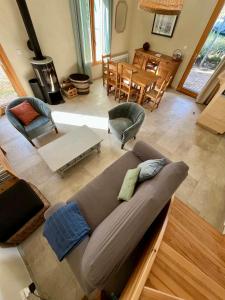eine Draufsicht auf ein Wohnzimmer mit einer Couch in der Unterkunft Charming House In An Organic Wine Estate in Frontignan + 52 Fotos