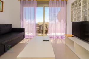 Un televizor și/sau centru de divertisment la Beachside Penthouse La Red Edward +20 fotografii