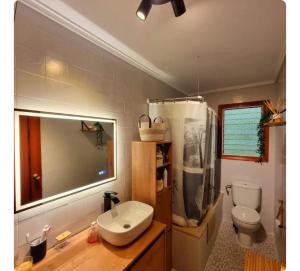 Ένα μπάνιο στο Habitaciones en casa particular