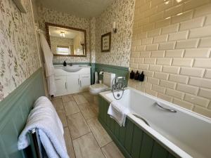 Koupelna v ubytování Scourie Hotel + 52 fotografií