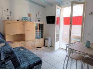 TV a/nebo společenská místnost v ubytování PASTEL T2 loggia 100m de la plage